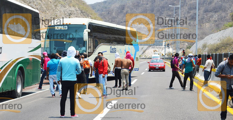 normalistas_ayotzinapa_autopista_autobuses