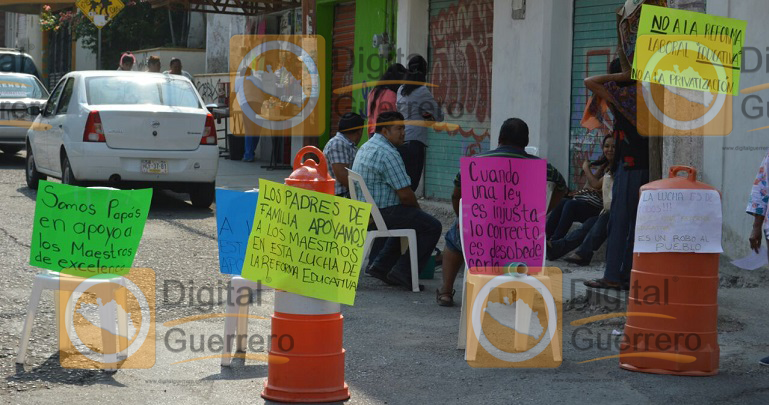 bloqueo_padres_redorma_educativa_chilpancingo (1)