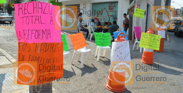 bloqueo_padres_redorma_educativa_chilpancingo (2)