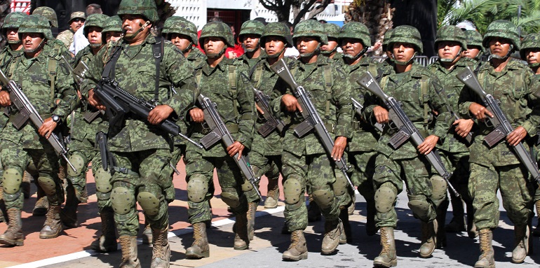 Desfile de aniversario de la Revolución Mexicana en el Parque Fundidora