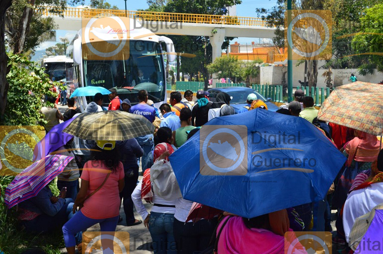 CETEG retiene autobuses en Chilpancingo 1