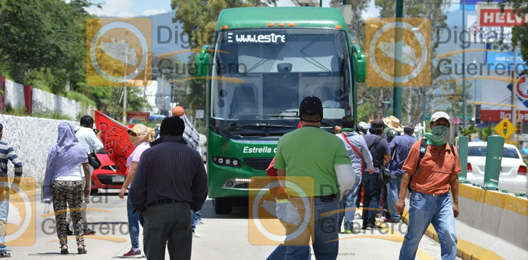 CETEG retiene autobuses en Chilpancingo