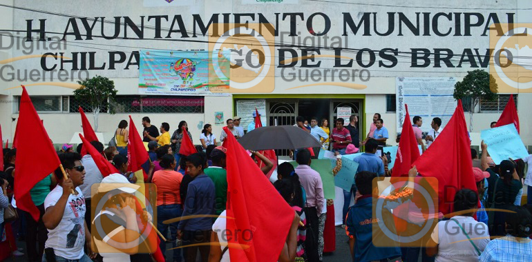 Marchan colonos y protestan en el Ayuntamiento de Chilpancingo 2