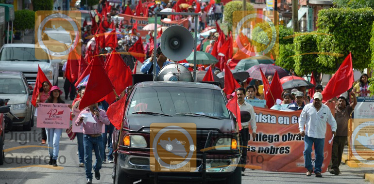 Marchan colonos y protestan en el Ayuntamiento de Chilpancingo