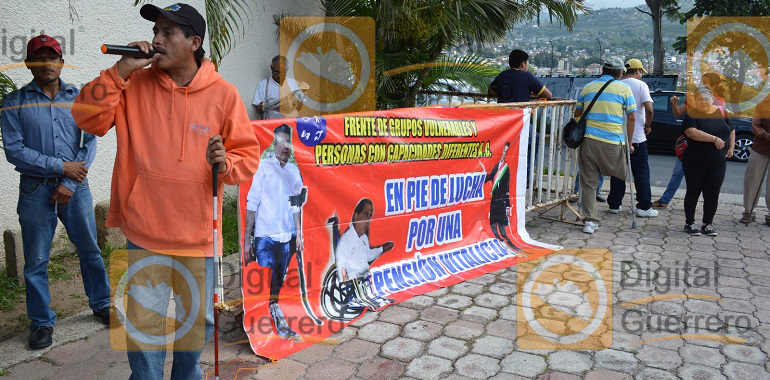 Protestan discapacitados en evento del gobernador de Guerrero 1