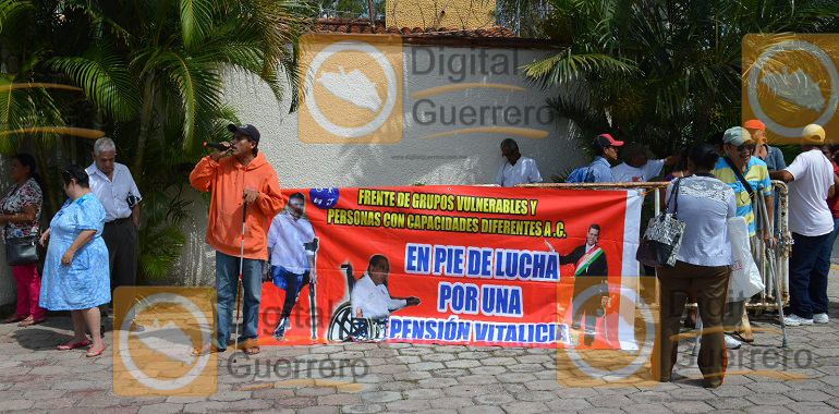 Protestan discapacitados en evento del gobernador de Guerrero