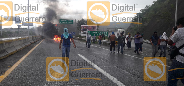 bloqueo_normalistas_ayotzinapa_autopista (2)