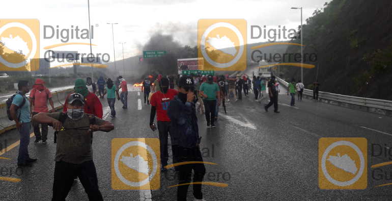bloqueo_normalistas_ayotzinapa_autopista (3)