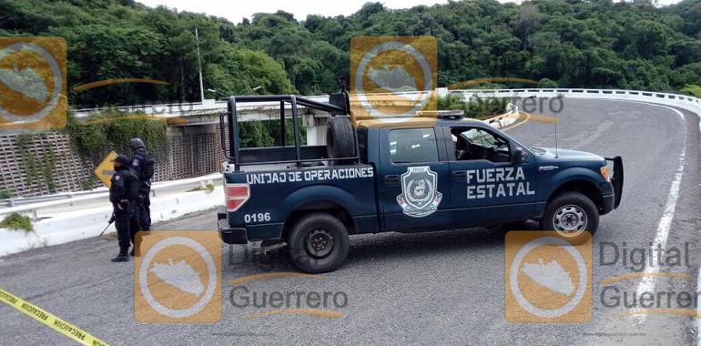 Levantan a un hombre y lo ejecutan en un puente de Zihuatanejo