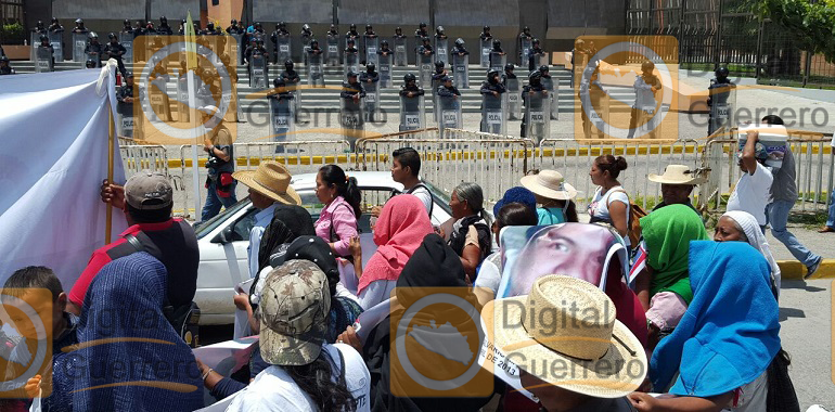 Marchan familiares de víctimas de desaparición forzada, en Chilpancingo 1