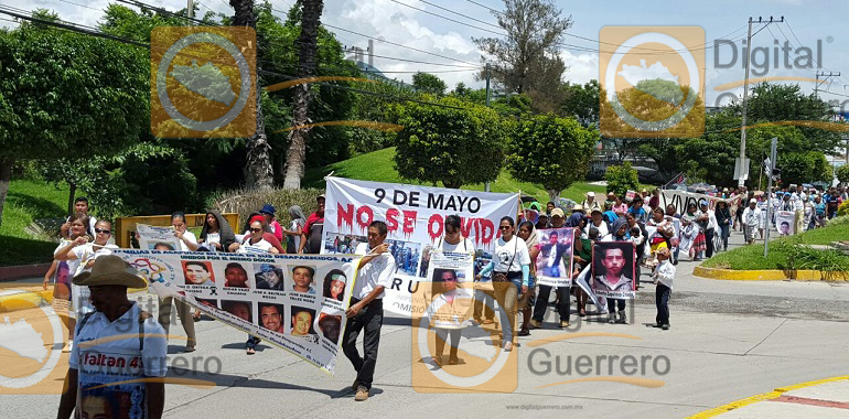 Marchan familiares de víctimas de desaparición forzada, en Chilpancingo