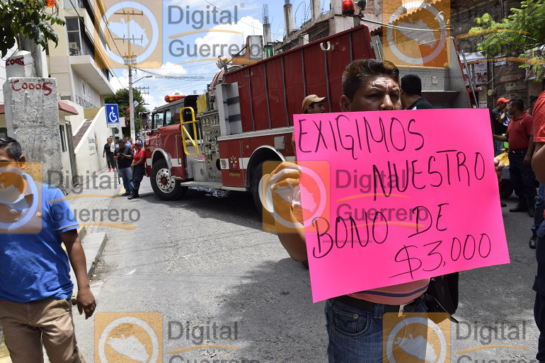 Protestan Bomberos en el Ayuntamiento de Chilpancingo; exigen pago de bono 1