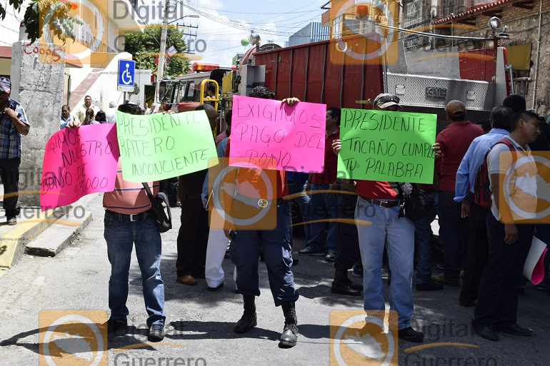 Protestan Bomberos en el Ayuntamiento de Chilpancingo; exigen pago de bono