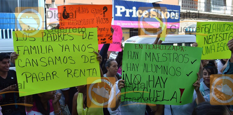 Protestan estudiantes en el Ayuntamiento de Chilpancingo; exigen construcción de una escuela digna