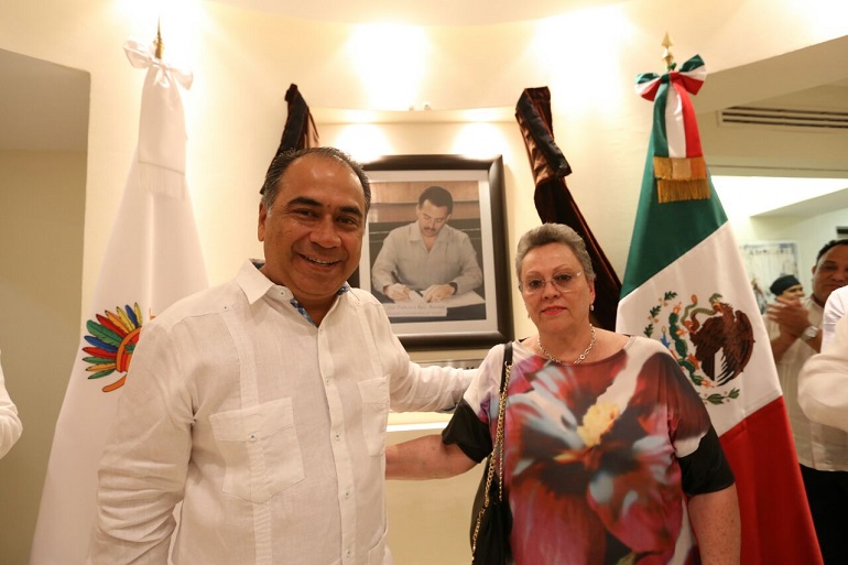 hector-astudillo-devela-placa-y-fotografia-conmemorativas-en-honor-a-jose-francisco-ruiz-massieu-en-protur-1