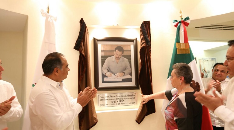 hector-astudillo-devela-placa-y-fotografia-conmemorativas-en-honor-a-jose-francisco-ruiz-massieu-en-protur