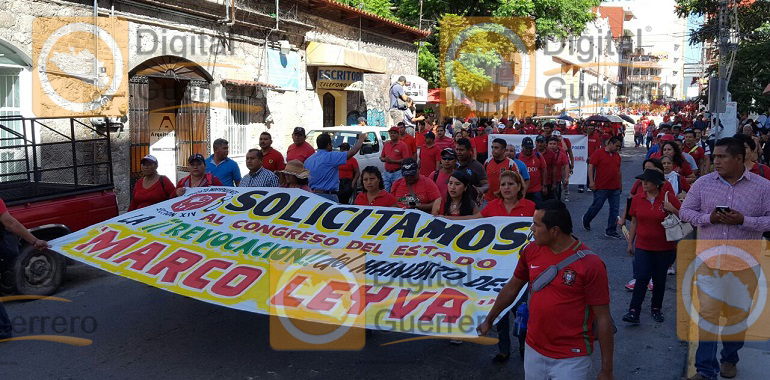 Marchan trabajadores del Ayuntamiento de Chilpancingo, para pedir la destitución de Marco Leyva