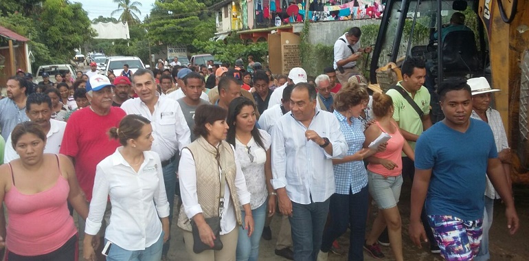 Recorren Héctor Astudillo y Rosario Robles comunidades afectadas por las lluvias en San Jerónimo