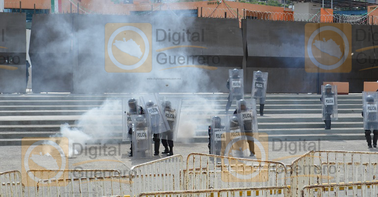 enfrentamiento_normalistas_ayotzinapa_palacio_gobierno-2