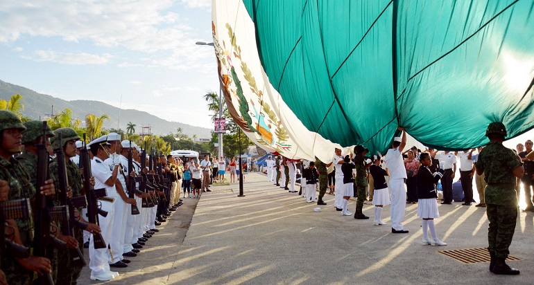 lunes_bandera_asta_acapulco-2