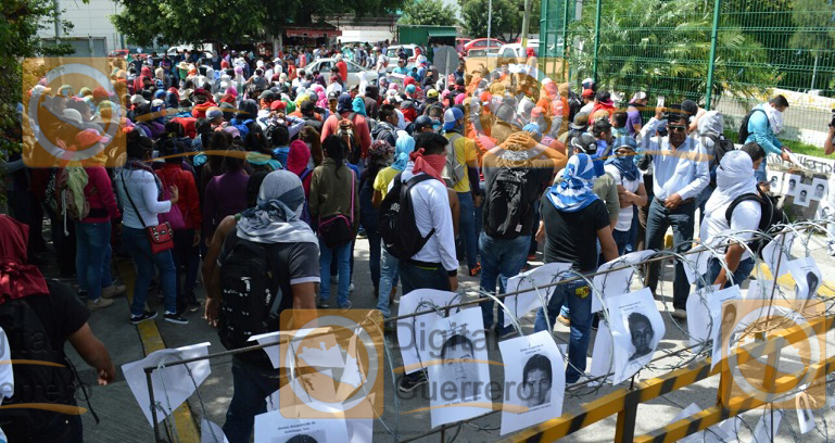 protesta_normalistas_ayotzinapa_fiscalia-4