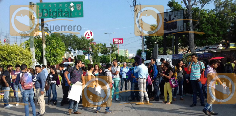 bloquean-alumnos-de-la-uagro-en-chilpancingo-exigen-la-destitucion-de-un-maestro