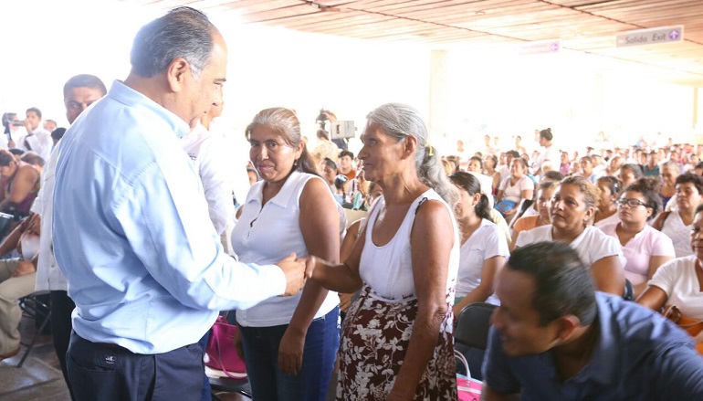 entrega-hector-astudillo-notificaciones-a-pescadores-y-apoyos-del-programa-empleo-temporal-1