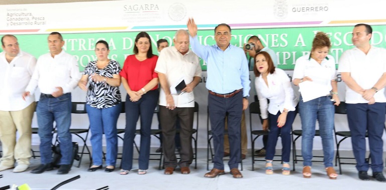 entrega-hector-astudillo-notificaciones-a-pescadores-y-apoyos-del-programa-empleo-temporal