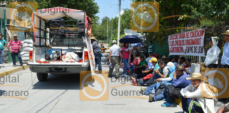 protesta-ceteg-en-fiscalia-por-asesinato-de-dos-normalistas-de-ayotzinapa-1