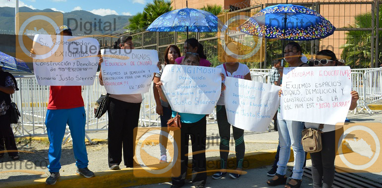 protestan-padres-de-familia-en-palacio-de-gobierno-exigen-la-reconstruccion-de-una-escuela