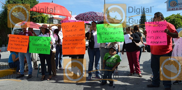 trabajadores-del-cecyteg-paran-labores-y-bloquean-en-chilpancingo