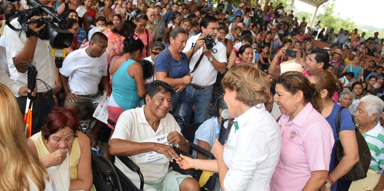 entrega-apoyos_zihuatanejo-1