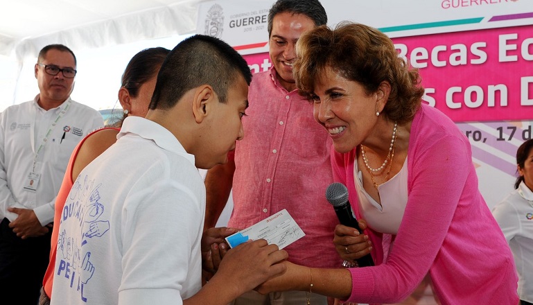 entrega_becas_estudiantes_dif_guerrero-2