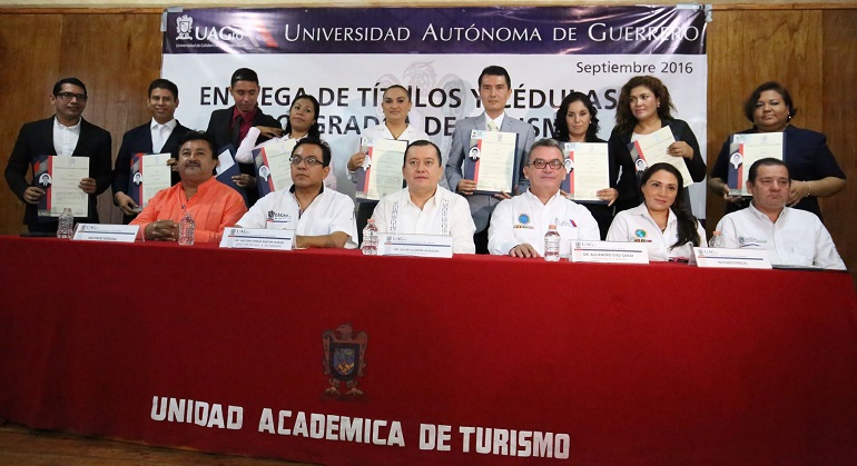 entrega_titulos_cedulas_turismo_uagro