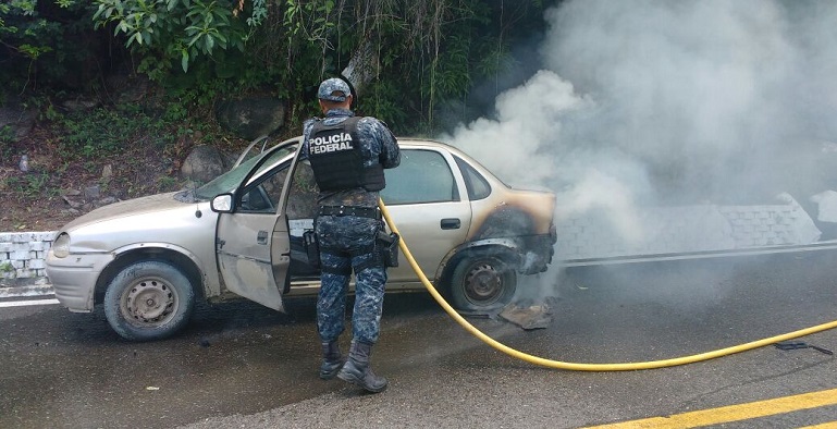 incendio_vehiculo_escenica_acpaulco_gendarmeria-2