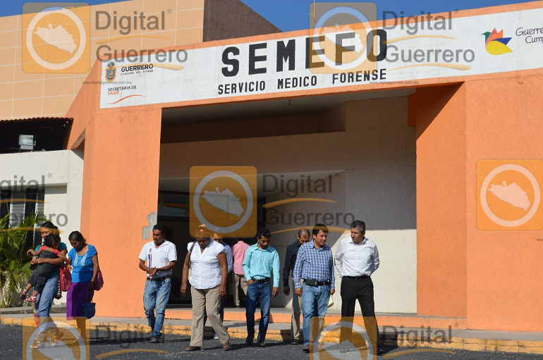 acude-colectivo-siempre-vivos-a-semefo-tras-hallazgo-de-32-cuerpos-en-fosas-de-zitlala