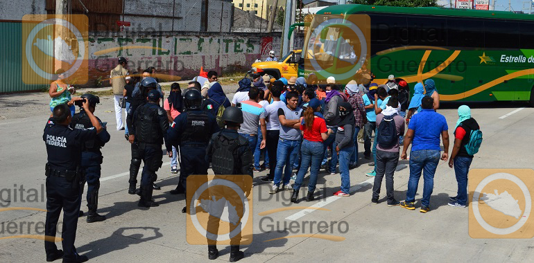 bloquean-normalistas-de-ayotzinapa-la-autopista-del-sol-reanudan-busqueda-de-los-43-1