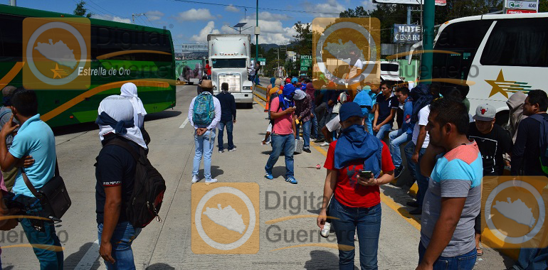 bloquean-normalistas-de-ayotzinapa-la-autopista-del-sol-reanudan-busqueda-de-los-43