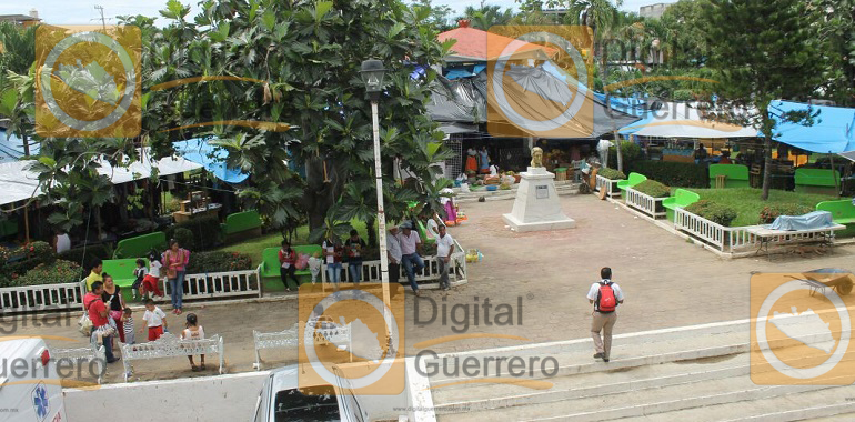 continuan-comerciantes-invadiendo-la-explanada-del-centro-en-ayutla