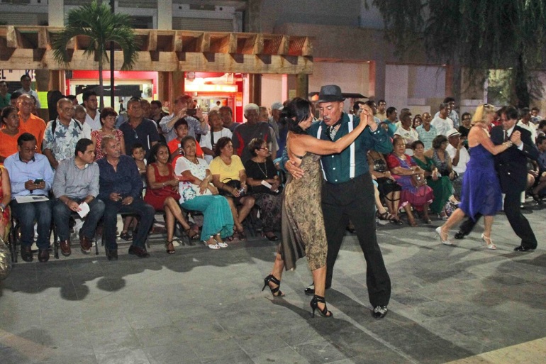 entregan-reconocimiento-al-grupo-tango-de-argentina-por-participar-en-tardes-de-danzon-2