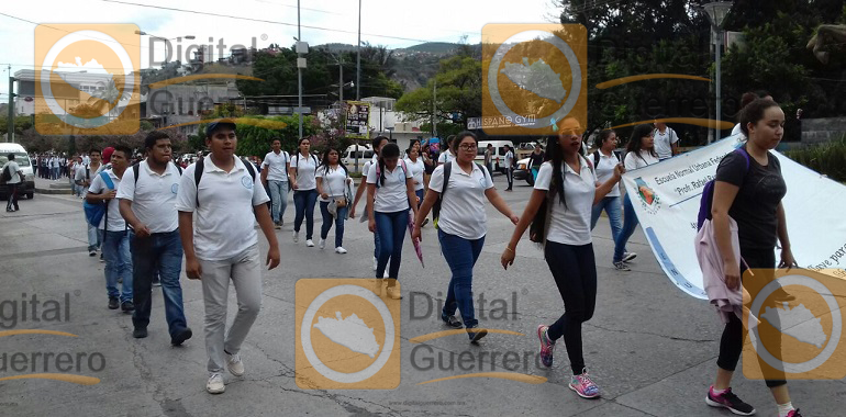 marchan-normalistas-del-funpeg-en-chilpancingo-exigen-becas-1