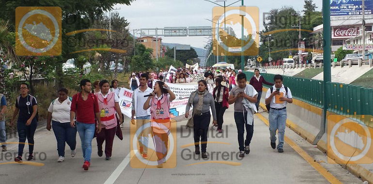 marchan-normalistas-del-funpeg-en-chilpancingo-exigen-becas-3