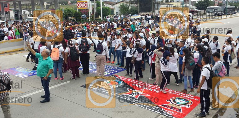 marchan-normalistas-del-funpeg-en-chilpancingo-exigen-becas