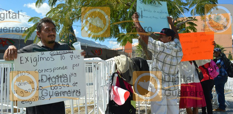 protestan-ex-trabajadores-del-ayuntamiento-de-tecoanapa-en-palacio-de-gobierno-1