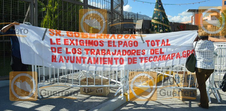 protestan-ex-trabajadores-del-ayuntamiento-de-tecoanapa-en-palacio-de-gobierno