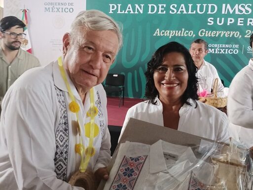 Entrega proyectos Abelina López, al presidente AMLO