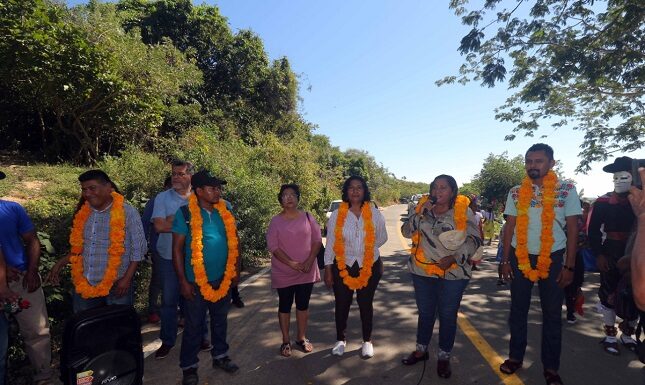 Realiza la alcaldesa el corte del listón inaugural del Paseo del Pendón, en El Veladero