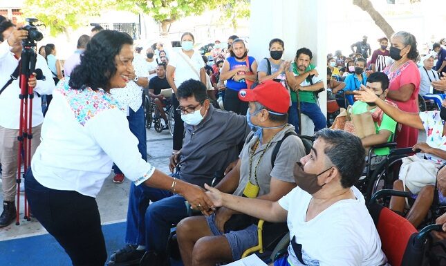 Entrega Abelina López, apoyos a personas con discapacidad