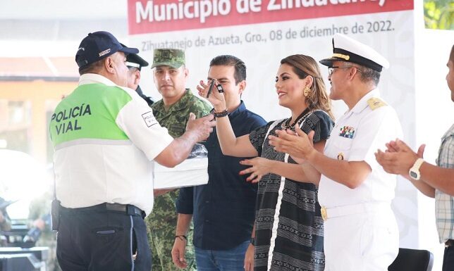 Entrega Evelyn Salgado patrullas, equipo y uniformes a personal de Seguridad Pública de Zihuatanejo