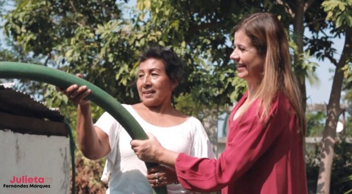 No ayuda el que tiene, sino el que quiere dijo Julieta Fernández al entregar agua en pipas
